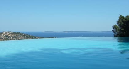 Family home, sea view, infinity pool, 300m from the old village of Bormes