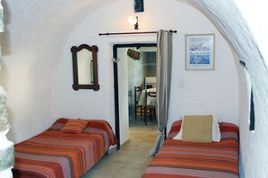 2 makuuhuonetta, silitysrauta/-lauta, vuodevaatteet