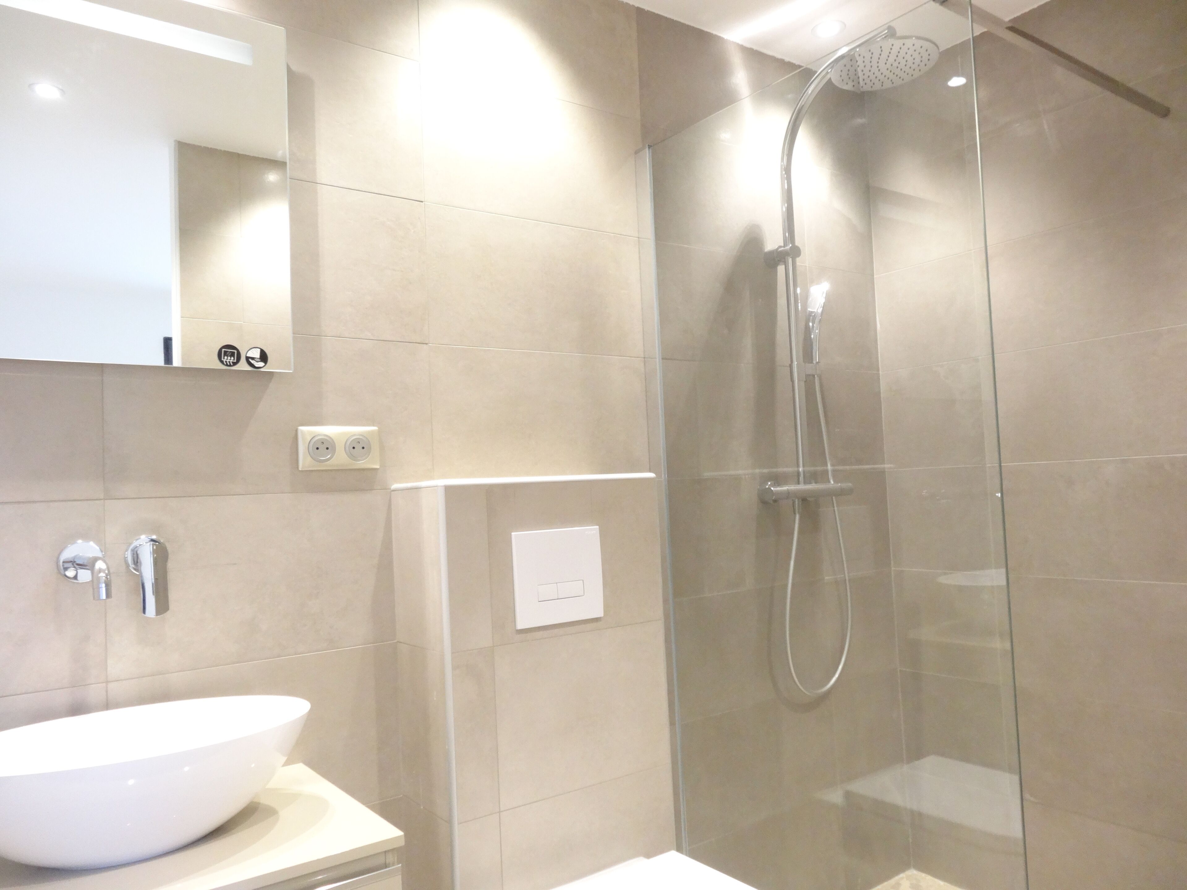 Douche, sèche-cheveux, serviettes fournies, savon