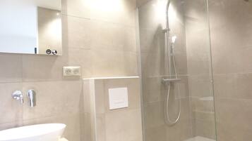 Douche, sĂšche-cheveux, serviettes fournies, savon