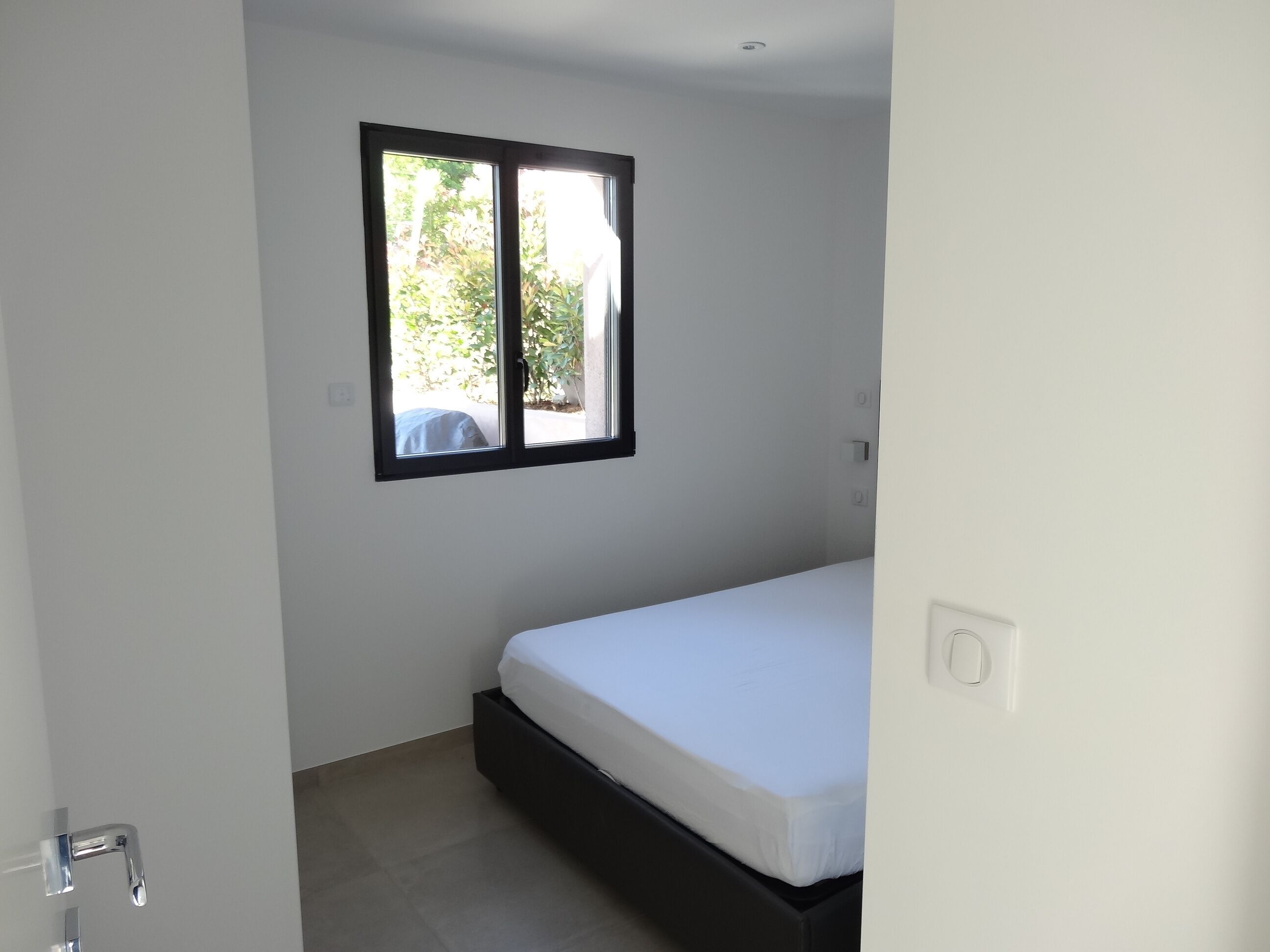 2 habitaciones, tabla de planchar con plancha y cuna de viaje 