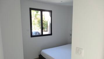 2 habitaciones, tabla de planchar con plancha y cuna de viaje