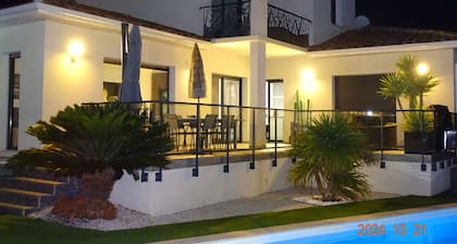 PEZENAS, Spacieuse villa, piscine privée chauffée, calme, proche tout commerces.