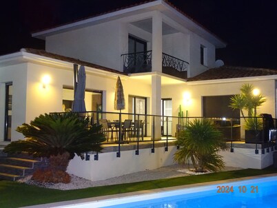 PEZENAS, Spacious villa, private heated pool, quiet location, close to all amenities.