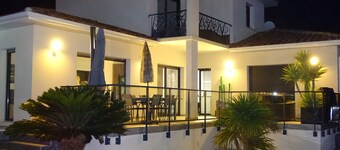 PEZENAS, Spacious villa, private heated pool, quiet location, close to all amenities.