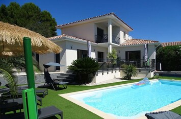 Villa et piscine sud vu du jardin.