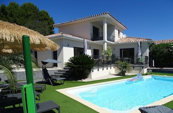 Villa et piscine sud vu du jardin.