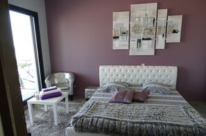 4 chambres, coffre-fort, bureau, fer et planche à repasser