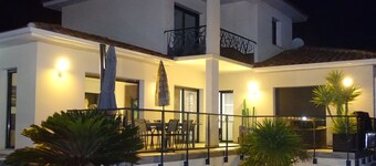 NEAR PEZENAS, lovely villa, private heated pool, quiet location, shops.