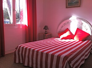 5 quartos, ferros/tábuas de passar roupa, berço de viagem
