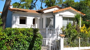 A white building with a tiled roof, a balcony, and a white fence. - ROYAN Charming house in the pines 400 m from the beach, Parc district  (Saint-Georges-de-Didonne)