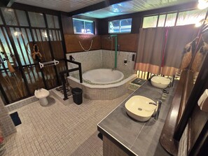 Bathtub, hair dryer, bidet, towels - LAGOON POOL HOME WITH PRIVATE POOL MAHAREPA Moorea (MOOREA)