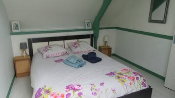 2 slaapkamers, een strijkplank/strijkijzer, reisbedje, gratis wifi