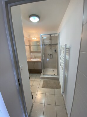 Shower, hair dryer, towels, toilet paper - VALRAS - SERIGNAN Rental Apartment 4 Pers. (Sérignan)