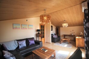 Smart TV, books, music library, stereo - Beautiful vacation villa with magnificent sea and mountain views (lloret de mar)