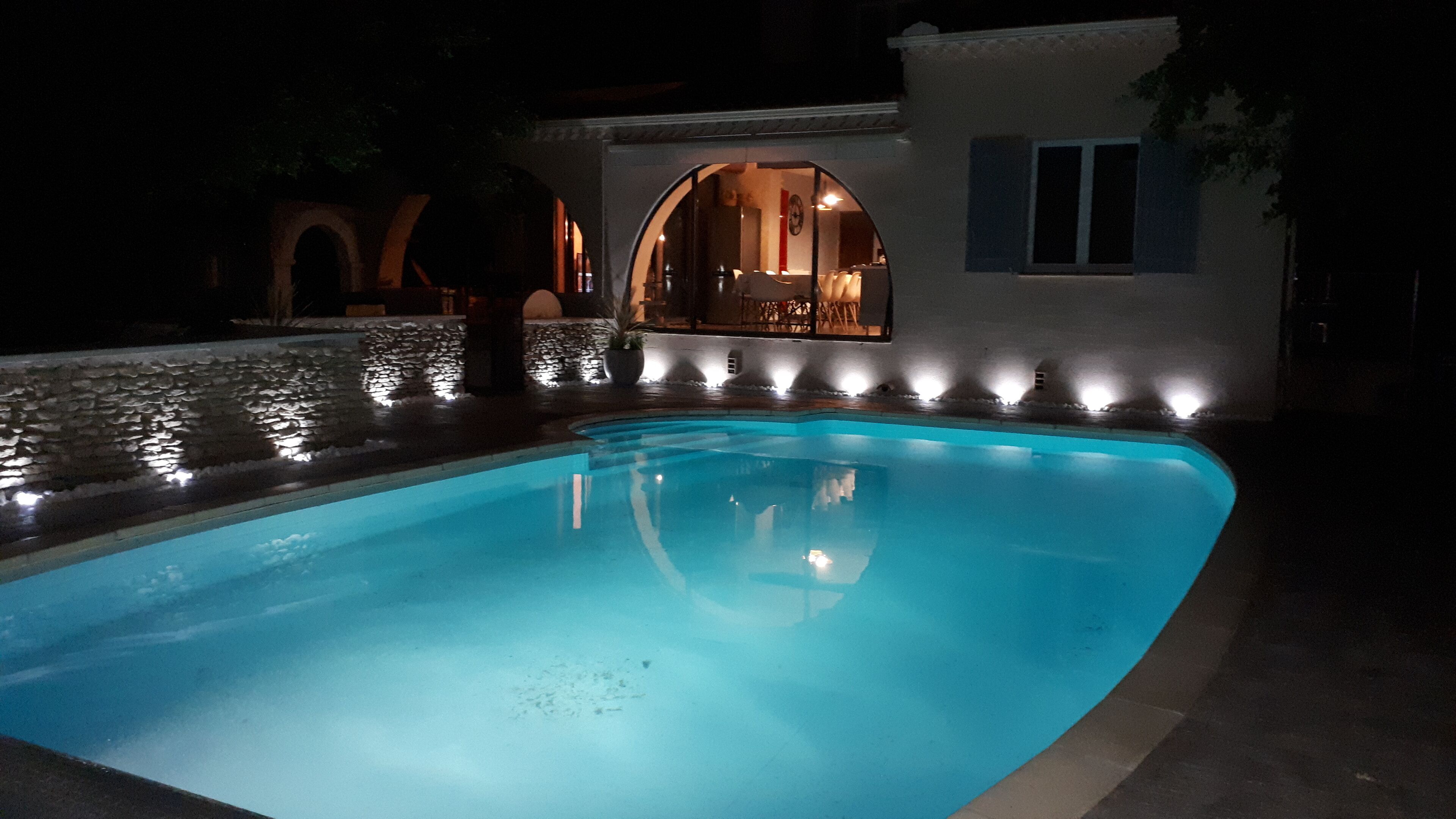 Una piscina al aire libre, una piscina climatizada