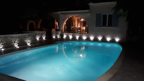 Outdoor pool, a heated pool - Provencal villa 215 m2, 5 bedrooms, air conditioning, swimming pool, garden 2800 m2, Isle sur Sorgue (L'isle-Sur-La-Sorgue)