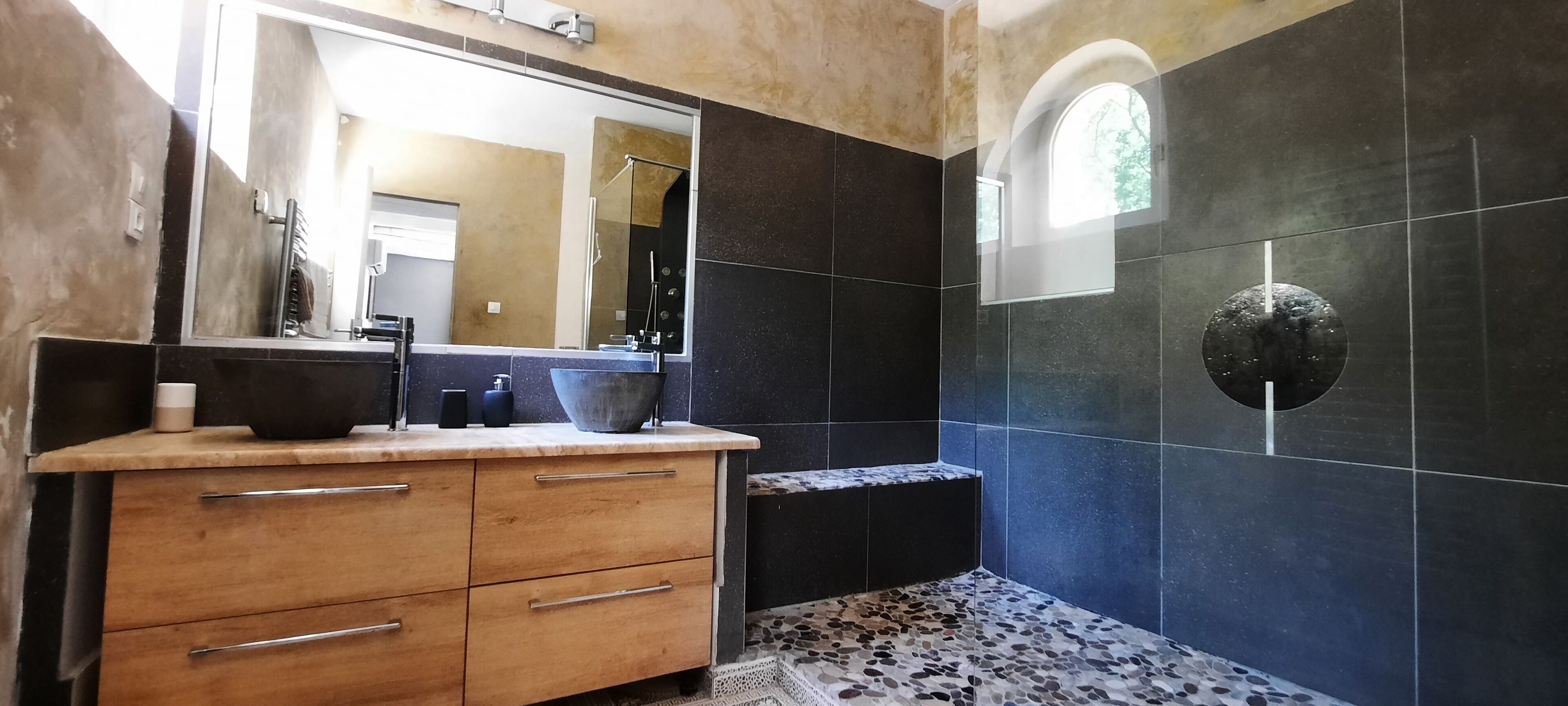 Ensemble douche/baignoire, sèche-cheveux, serviettes fournies