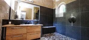 Ensemble douche/baignoire, sèche-cheveux, serviettes fournies