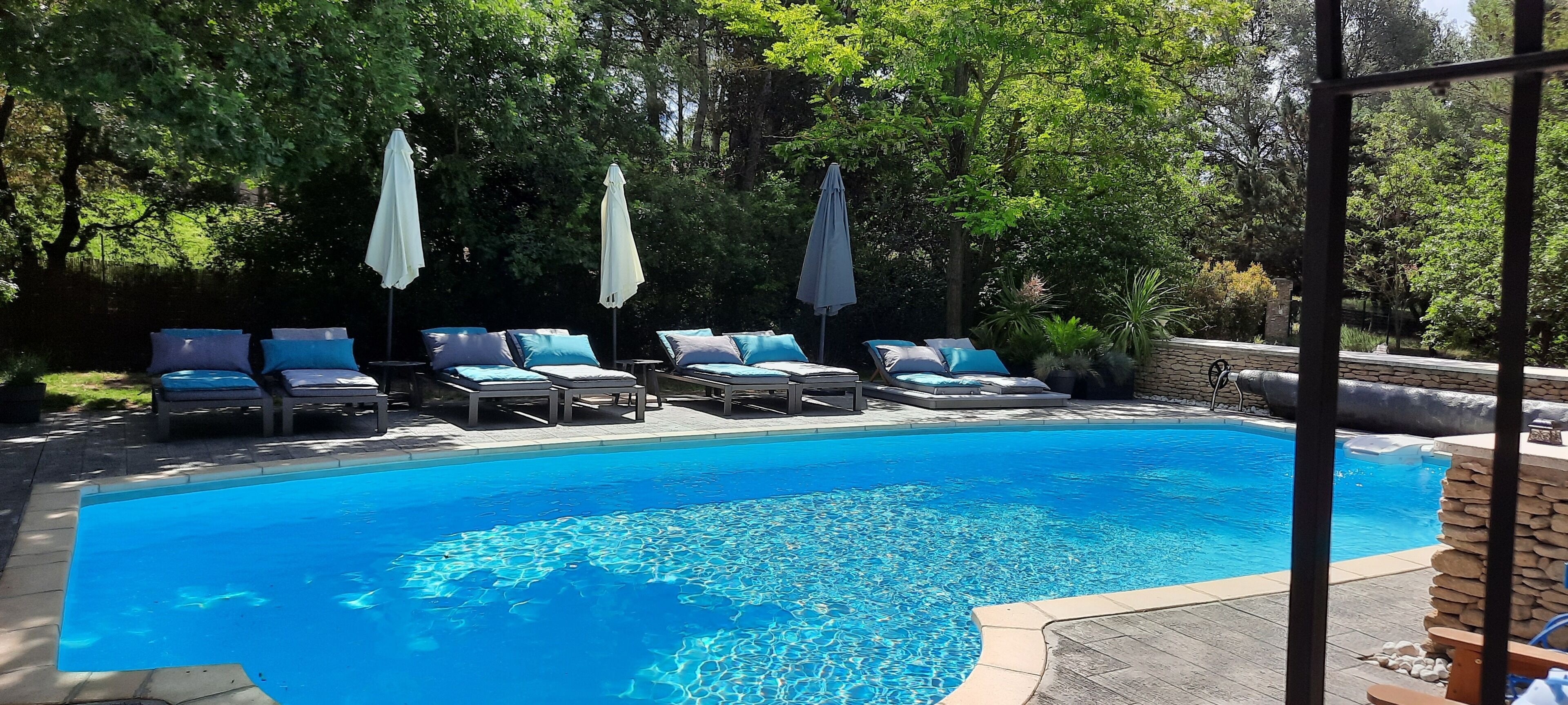 Een buitenzwembad, een verwarmd zwembad