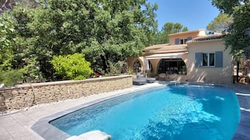 Piscina all'aperto, una piscina riscaldata