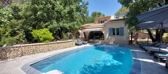 Provencal villa 215 m2, 5 bedrooms, air conditioning, swimming pool, garden 2800 m2, Isle sur Sorgue