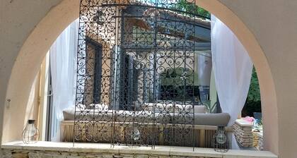 Provencal villa 215 m2, 5 bedrooms, air conditioning, swimming pool, garden 2800 m2, Isle sur Sorgue