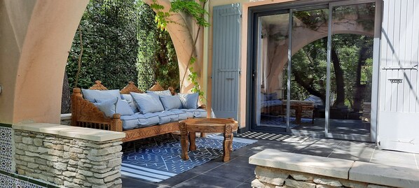 Exterior detail - Provencal villa 215 m2, 5 bedrooms, air conditioning, swimming pool, garden 2800 m2, Isle sur Sorgue (L'isle-Sur-La-Sorgue)