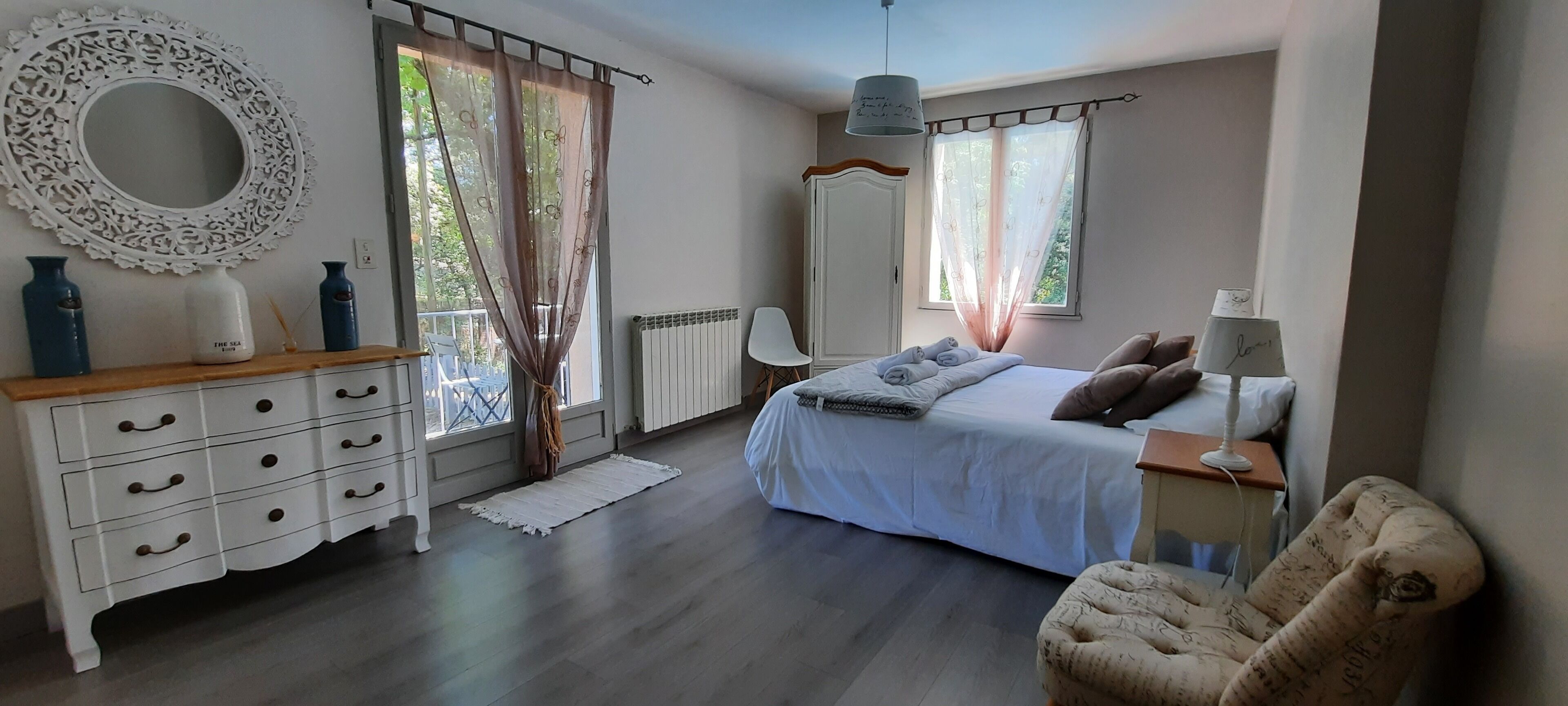 5 slaapkamers, een strijkplank/strijkijzer, reisbedje, gratis wifi