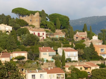Située au dessous du château, la maison : volets et stores verts