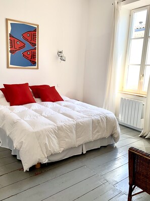 6 bedrooms, iron/ironing board, free WiFi, bed sheets