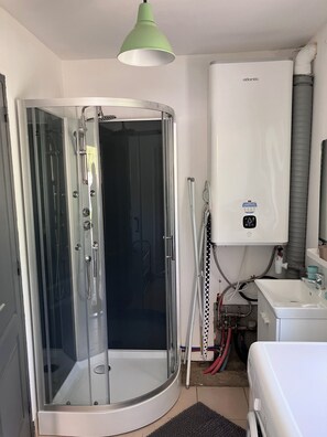 Combined shower/tub, hair dryer, toilet paper