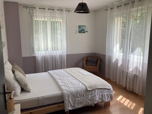 4 chambres, fer et planche à repasser, lit parapluie, Wi-Fi gratuit