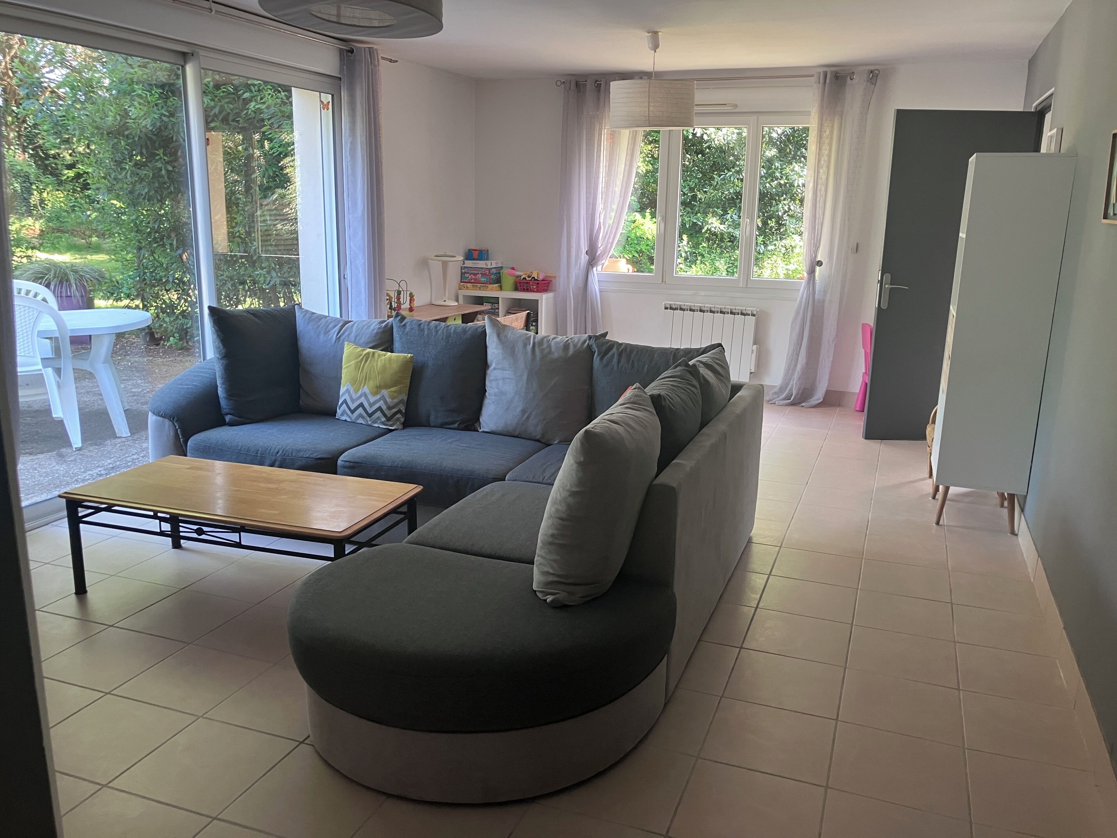 Televisor, videojocs, reproductor de DVD i taula de tennis de taula 