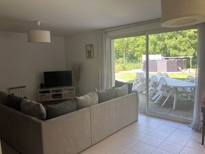 Télévision, jeux vidéo, lecteur de DVD, table de tennis de table