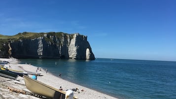 Plage à proximité, chaises longues