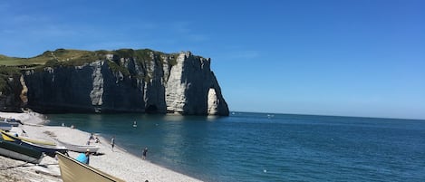 Nära stranden och solstolar