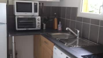 Een koelkast, een microgolfoven, een oven, een kookplaat