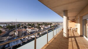 Un balcon avec vue sur un port de plaisance et sur la ville.