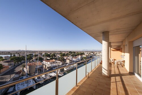 Panoramic 180 ° view on the canals, swimming pool, 6 people Rosas nature reserve