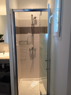 Shower, hair dryer, towels, toilet paper - Villa with private pool close to the magnificent Pinarellu beach. (Zonza)