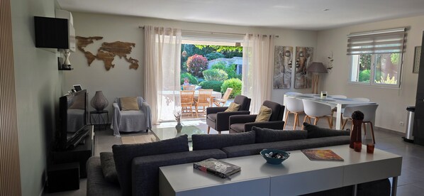 TV connectée, livres, chaîne hi-fi