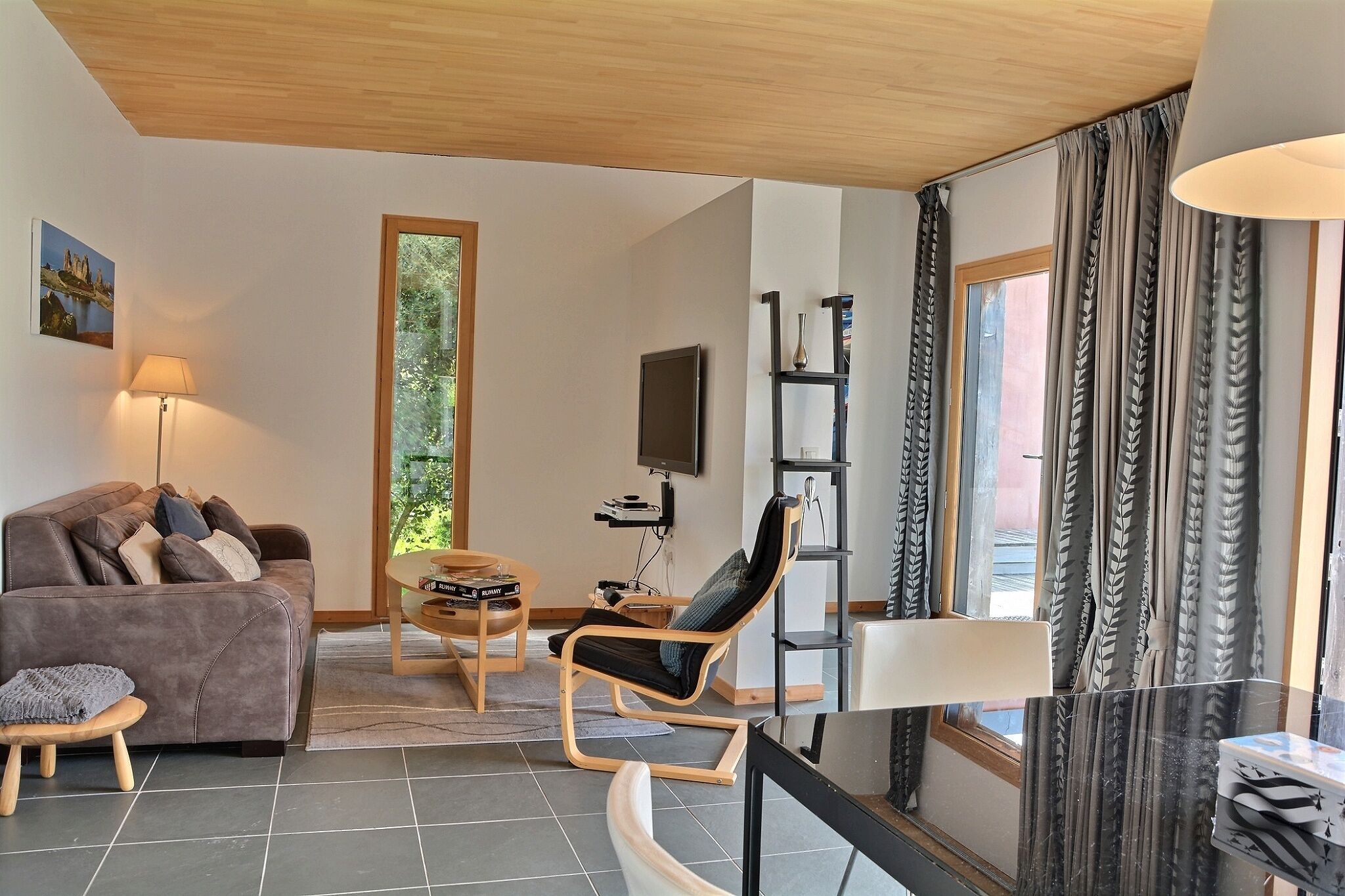 Smart-tv, een dvd-speler en boeken