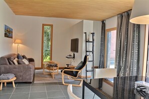 TV connectée, lecteur de DVD, livres