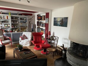 Smart-TV, Kamin, DVD-Player, Bücher