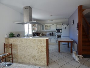 Fridge, microwave, oven, stovetop - Beautiful house close to the sea (Bourcefranc-Le-Chapus)