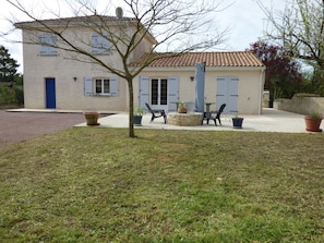 Outdoor dining - Beautiful house close to the sea (Bourcefranc-Le-Chapus)