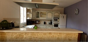 Kjøleskap, mikrobølgeovn, ovn og kokeplater