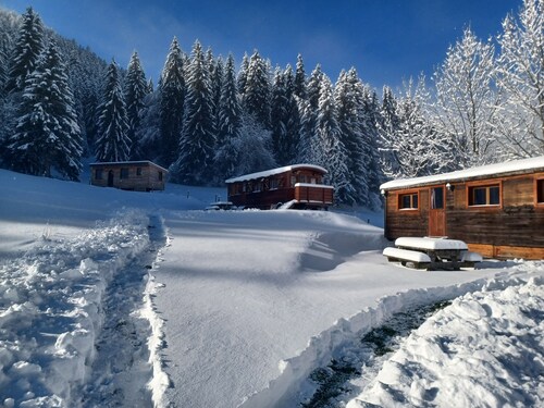 Renting a comfortable wooden trailer at the farm on the Vercors
