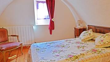 2 bedrooms, iron/ironing board, WiFi